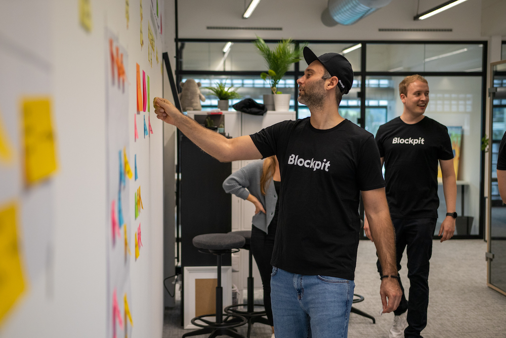 Mitarbeitende von Blockpit im Büro