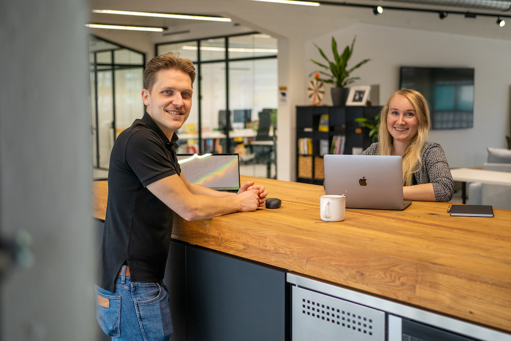 Florian Hasibar und seine Kollegin im Büro von Blockpit