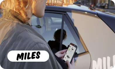 Frau, die gerade über die App ein MILES Auto mietet und Logo von MILES
